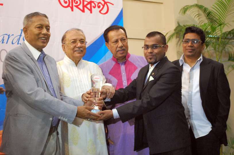 Muhammad Shahin receiving award