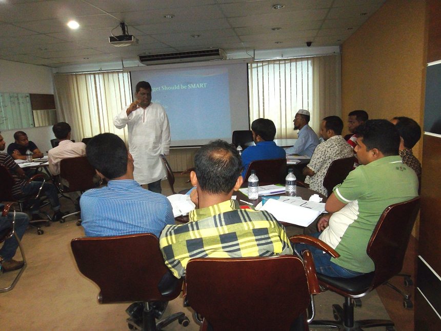 Mr. Kamrul teaching at Sales and Marketing Management Training course at Bdjobs Training in Dhaka | Photo by Bdjobs Training