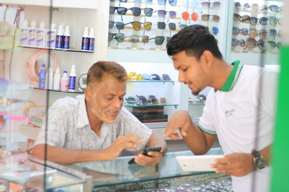 A Drutoloan representative speaking with a customer
